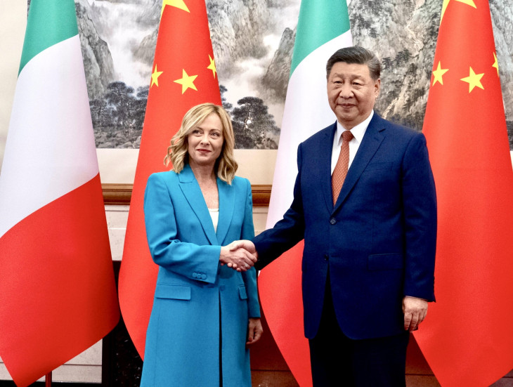 A római kormányfői rezidencia, a Chigi-palota felvételén Hszi Csin-ping kínai elnök fogadja Giorgia Meloni olasz kormányfőt Pekingben 2024. július 29-én
