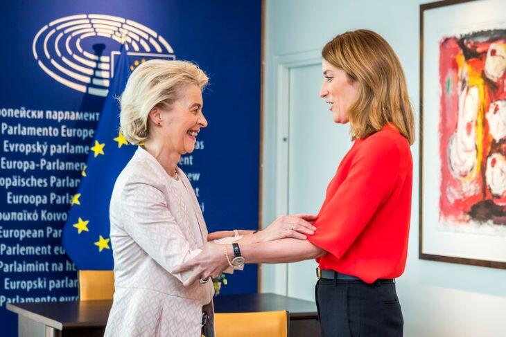 Ursula von der Leyen, az Európai Bizottság elnöke és Roberta Metsola, az Európai Parlament elnöke - újráztak, de nem zökkenőmentes az új ciklus kezdete egyikőjüknek sem
