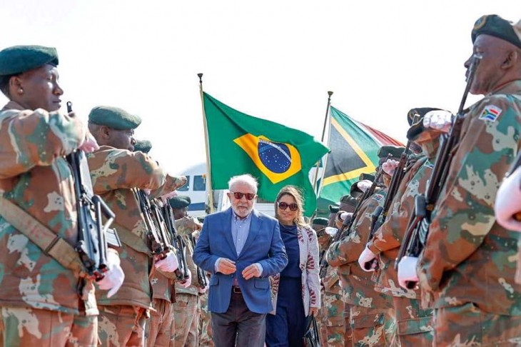 Lula da Silva érkezik a BRICS-csúcsra Johannesburgban. A brazil elnök semleges maradna, többször bírálta a NATO-t és Ukrajnát is. Fotó: Facebook/Lula da Silva/Ricardo Stuckert
