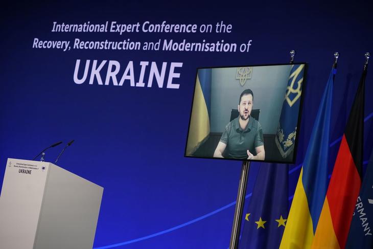 Volodimir Zelenszkij ukrán elnök videókapcsolaton keresztül beszél az Ukrajna háború utáni újjáépítéséről rendezett konferencián Berlinben 2022. október 25-én. Fotó: MTI/EPA