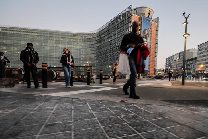 Az uniós negyed Brüsszelben, háttérben az Európai Bizottság épülete. EPA/OLIVIER HOSLET