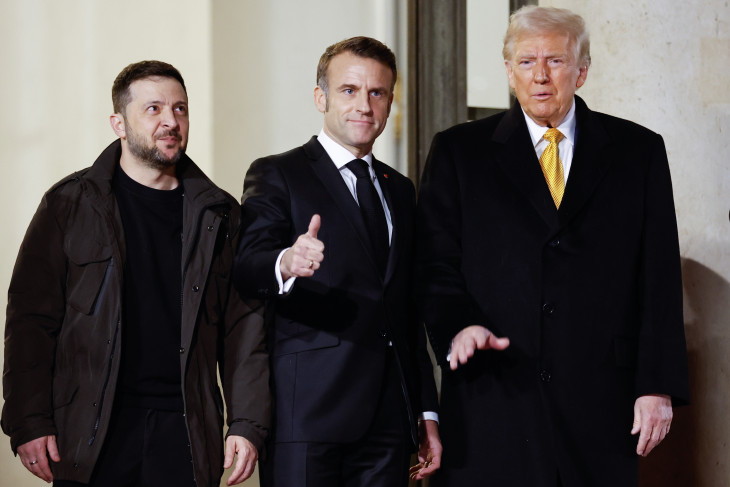 Emmanuel Macron francia elnök (k) Donald Trump megválasztott amerikai elnök (b) és Volodimir Zelenszkij ukrán elnök megbeszélésük után a párizsi elnöki rezidencián, az Elysée-palotában 2024. december 7-én. Trump és Zelenszkij az öt éve tűzvész áldozatává vált Notre-Dame-székesegyház újranyitása alkalmából rendezett ünnepségre érkezett a francia fővárosba. 