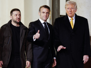 Emmanuel Macron francia elnök (k) Donald Trump megválasztott amerikai elnök (b) és Volodimir Zelenszkij ukrán elnök megbeszélésük után a párizsi elnöki rezidencián, az Elysée-palotában 2024. december 7-én. Trump és Zelenszkij az öt éve tűzvész áldozatává vált Notre-Dame-székesegyház újranyitása alkalmából rendezett ünnepségre érkezett a francia fővárosba. 