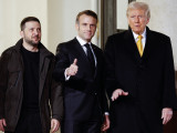 Emmanuel Macron francia elnök (k) Donald Trump megválasztott amerikai elnök (b) és Volodimir Zelenszkij ukrán elnök megbeszélésük után a párizsi elnöki rezidencián, az Elysée-palotában 2024. december 7-én. Trump és Zelenszkij az öt éve tűzvész áldozatává vált Notre-Dame-székesegyház újranyitása alkalmából rendezett ünnepségre érkezett a francia fővárosba. 