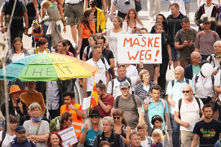 Béke, szabadság. Le a maszkkal! - a vírus miatti korlátozások ellen tüntetők Berlinben 2020. augusztus 29-én. EPA/CLEMENS BILAN