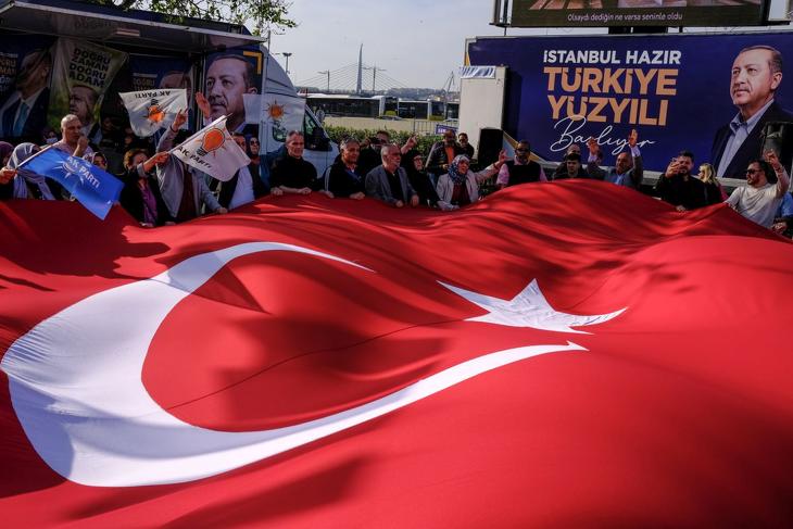 Erdogan támogatói egy hatalmas török zászlót lobogtatnak Isztambulban. Fotó: EPA/SEDAT SUNA 