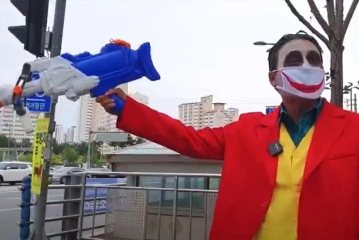 Bae In-kju Jokernek öltözve (Fotó: YouTube)