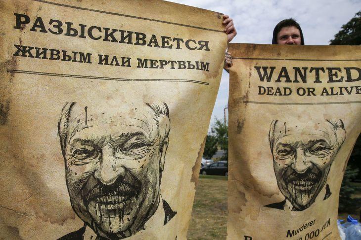 Lukasenka ellenes poszter Minszkben 2020. augusztus 18-án. EPA/TATIANA ZENKOVICH 