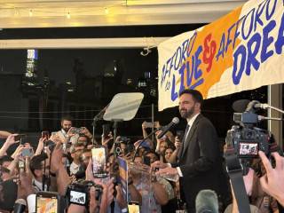 A demokratikus szocialista, muszlim jelölt nyerte a New York-i demokrata előválasztást