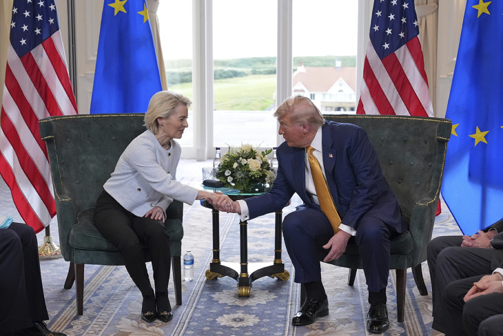 Ursula von der Leyen, az Európai Bizottság elnöke és Donald Trump amerikai elnök kezet fog a skóciai Turnberry golfklubjában tartott megbeszélésükön 2025. július 27-én - nincs igazi tartalom a megállapodás mögött?