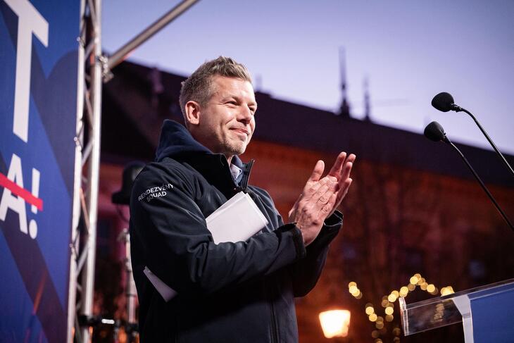 A bankok is gratuláltak Magyar Péternek