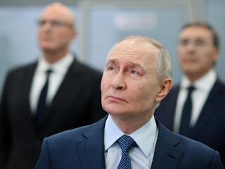 Vlagyimir Putyin gondban, Oroszország úszik az adósságban