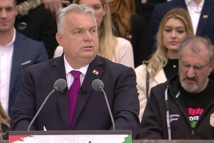 Orbán Viktor a repülőrajtot szemléli?