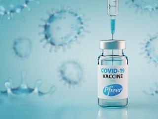 Épp egy éve érkezett meg az első Covid-vakcina szállítmány