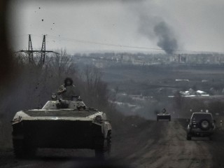 Páncélosok Bahmut közelében 2023. április 6-án. Moszkva szerint már elfoglalták a várost az orosz erők, Kijev szerint ez nem igaz. Fotó: EPA/OLEG PETRASYUK