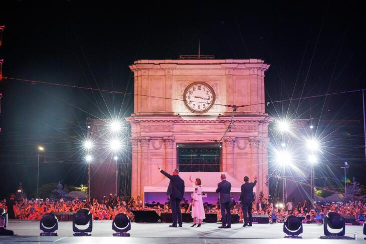 EU vezetők Maia Sanduval a moldáv függetlenség napján a diadalív mellett. 2025. augusztus 27.