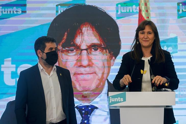 Önkéntes száműzetés: a külföldre menekült korábbi katalán elnök, Carles Puigdemont (a kivetítőn), a függetlenség-párti Együtt Katalóniáért elnökjelöltje, Laura Borras (jobbra)  és Jordi Sanchez, a párt vezére (balra) a választások éjszakáján Barcelonában 2021. február 14-én. EPA/Quique Garcia