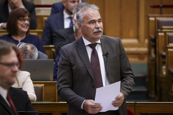Nagy István agrárminiszter napirend előtti felszólalásra válaszol az Országgyűlés plenáris ülésén 2025. június 10-én. 