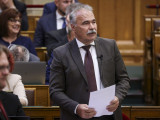 Nagy István agrárminiszter napirend előtti felszólalásra válaszol az Országgyűlés plenáris ülésén 2025. június 10-én. 