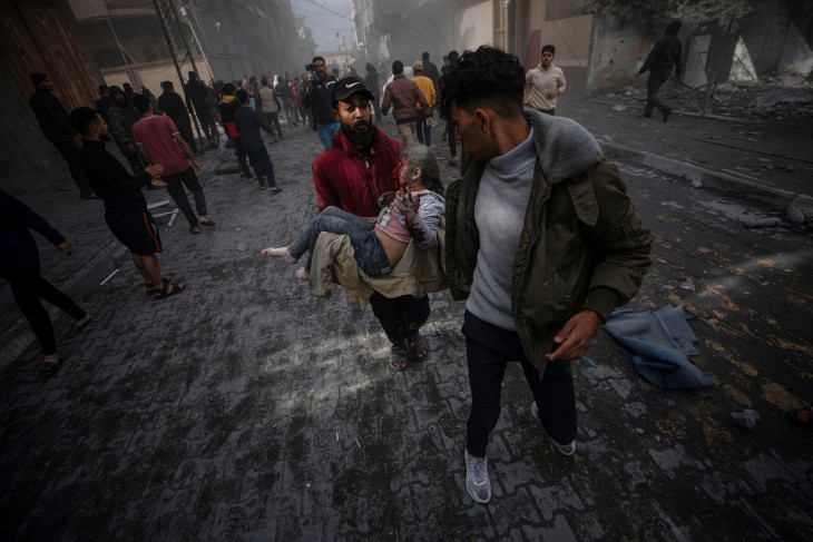 Egy férfi visz egy sebesült kislányt egy izraeli légitámadást követően Rafahban a Gázai övezetben 2023. november 20-án. Fotó: EPA/MOHAMMED SABER 
