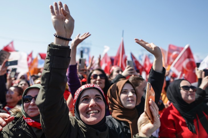 Erdogan  elnök támogatói az Igazság és Fejlődés Párt isztambuli kampányrendezvényén 2024. március 24-én.