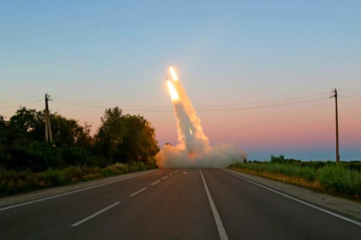 Ukrajnának átadott HIMARS tüzel Herszon közelében. Fotó: Wikimedia