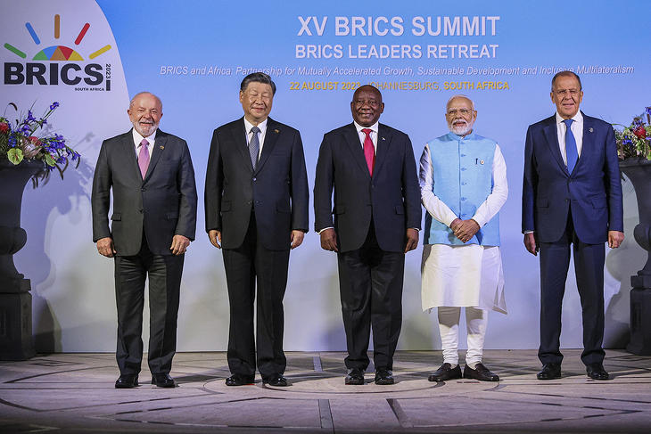 Mosolygós csoportkép, de a háttérben vannak bőven ellentétek: a BRICS-országok johannesburgi csúcstalálkozóján részt vevő politikusokról 2023. augusztus 22-én. A Brazíliát, Oroszországot, Indiát, Kínát és Dél-Afrikát tömörítő BRICS-csoport állam- és kormányfői augusztus 22. és 24. között üléseznek Dél-Afrikában. Balról-jobbra: Luiz Inácio Lula da Silva brazil, Hszi Csin-ping kínai, Cyril Ramaphosa dél-afrikai elnök, Narendra Modi indiai kormányfő és Szergej Lavrov orosz külügyminiszter. Fotó: MTI/EPA/Az orosz külügyminisztérium sajtószolgálata 