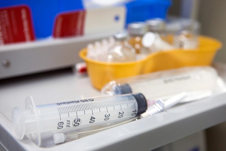 Lengyelországban már több mint 118 ezer covid-halott van