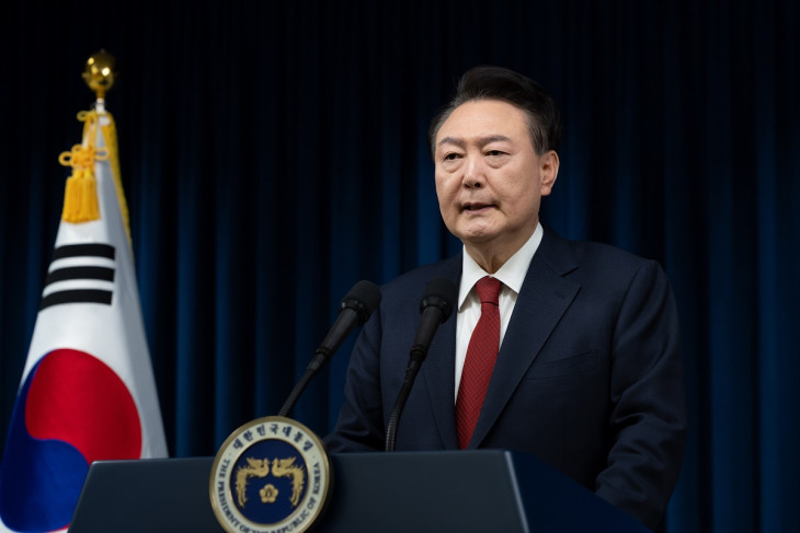 Jun Szogjol egyelőre hivatalában maradhat, noha a koreaiak többsége a távozását várja el