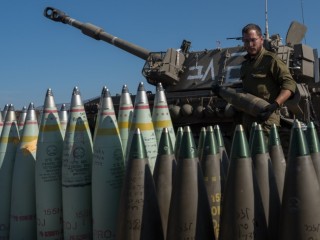 Lőállást telepít egy izraeli tüzérüteg a libanoni határnál, Felső-Galileában 2023. október 18-án. Az izraeli hadsereg szerint a Gázai övezetet uraló Hamásszal szövetséges libanoni Hezbollah síita szervezet rakétákkal lőtte az izraeli állásokat, az izraeli haderő pedig válaszcsapásokat mért a Hezbollah állásaira. Fotó: MTI/EPA/Ajal Margolin 
