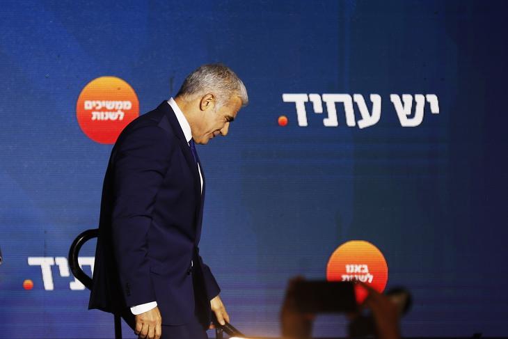 Jaír Lapid elbukott Izraelben, visszatér Benjámin Netanjahu