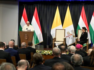 Ferenc pápa beszédet mond az állami hatóságok, a társadalmi élet és a diplomáciai testület képviselőivel szervezett találkozón a Karmelita kolostorban 2023. április 28-án. MTI/Koszticsák Szilárd