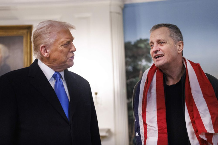 Donald Trump amerikai elnök Marc Fogel, az Oroszországban drogcsempészet címén 14 év börtönre ítélt amerikai tanár társaságában a washingtoni Fehér Házban 2025. február 11-én
