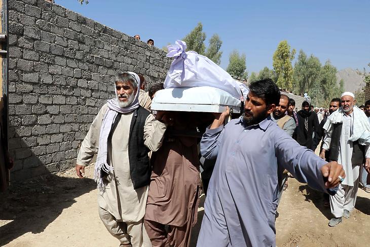 A város legnagyobb síita mecsetében előző nap elkövetett pokolgépes merénylet áldozatait temetik Kandahárban 2021. október 16-án. A robbantást az Iszlám Állam vállalta magára. (Fotó: MTI/EPA)