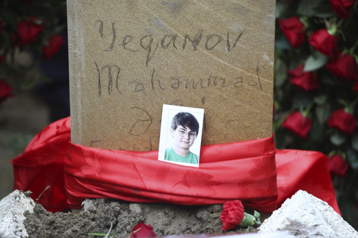 Mahammadali Yeganovnak, a Kazahsztánban szerencsétlenül járó azerbajdzsáni repülőgép egyik, 13 éves áldozatának sírja az azeri fővárosban, Bakuban a temetésének napján, 2024. december 28-án. Az Azerbaijan Airlines gépe három nappal korábban, kényszerleszállás közben zuhant le 67 emberrel a fedélzetén, közülük 29 élte túl a katasztrófát. A gépet egy orosz légvédelmi rakéta találhatta el. 