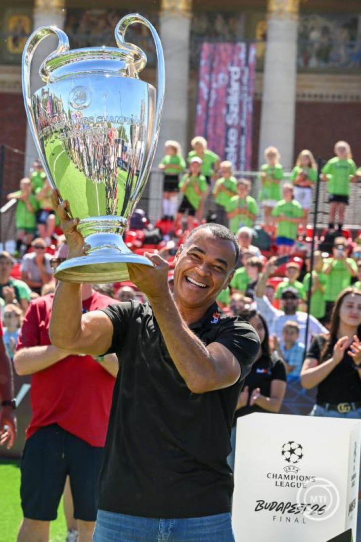 Cafu, az AC Milan egykori játékosa a Bajnokok Ligája trófeájával a május 30-ai budapesti UEFA Bajnokok Ligája (BL) labdarúgó döntő szurkolói zónája, a Champions Fesztivál megnyitóján a Hősök terén