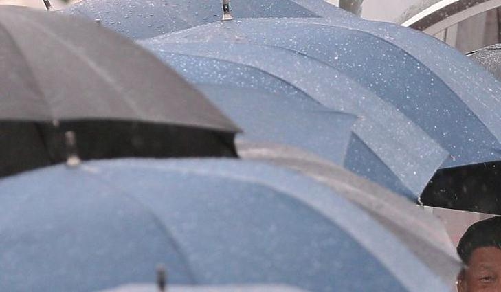 A nap képe: szakadó esőben érkezett a világ legfontosabb találkájára az egyik résztvevő