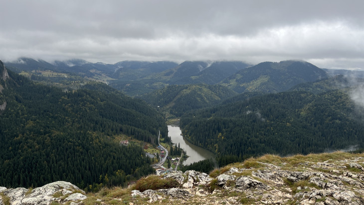 A Kis-Cohárd csúcsáról fantasztikus panoráma nyílik a környező hegyekre és a Gyilkos-tóra