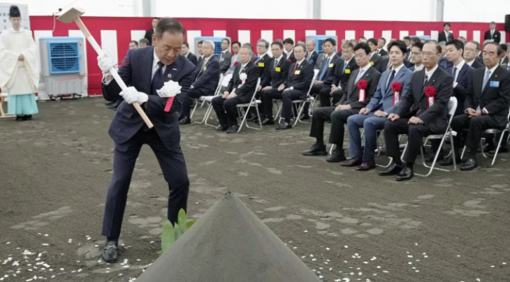 A Rapidus elnöke Atsuyoshi Koike megteszi az első kapavágást. Fotó: Kyodo/Reuters