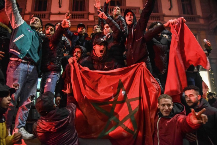 Marokkó szurkolói ünneplik a Portugália elleni győzelmet Milánóban 2022. december 10-én. Fotó: EPA/MATTEO CORNER