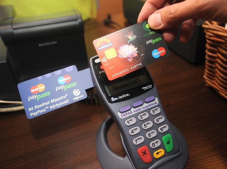 Csökkenti a bankközi díjakat a Visa és a Mastercard