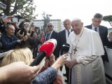 Ferenc pápa újságíróknak nyilatkozott, mikor elhagyta a Gemelli-klinikát. Fotó: EPA / ANGELO CARCONI