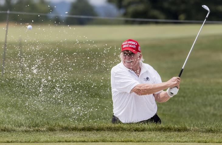 Donald Trump volt amerikai elnök egy golfversenyen 2022. július 28-án. Vajon lehet-e még elnökjelölt, vagy már elásta magát? Fotó: MTI/EPA/Justin Lane