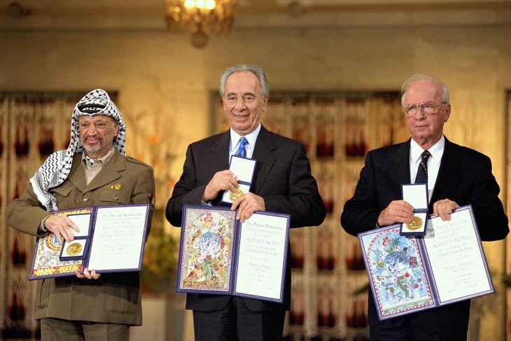 Jichak Rabin (jobbra) Simon Peresszel és Jasszer Arafattal. A Nobel-békedíjat az Oslói Egyezmények megalkotásáért kapták 1994-ben. Fotó: Wikipedia