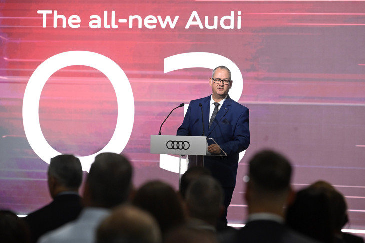 Michael Breme, az Audi Hungaria igazgatóságának elnöke beszédet mond az Audi Q3 modell sorozatgyártásának elindítása alkalmából rendezett ünnepségen az Audi Hungaria győri gyárában 2025. július 10-én