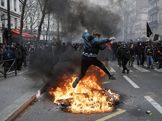Véres tüntetések Franciaországban: több mint száz rendőr sérült meg
