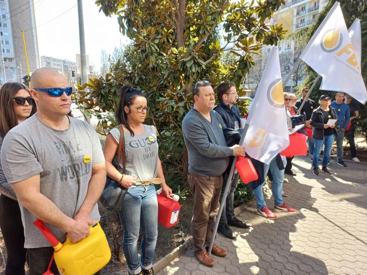 Demonstrálók a MOL székháza előtt. Fotó: Jernei Gábor