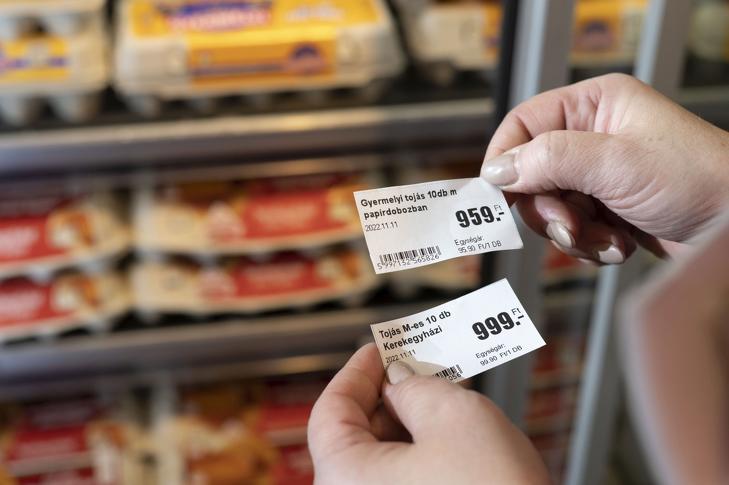 Az infláció miatt nem csoda, hogy kevesebbet költöttünk élelmiszerekre. Fotó: MTI/Szigetváry Zsolt