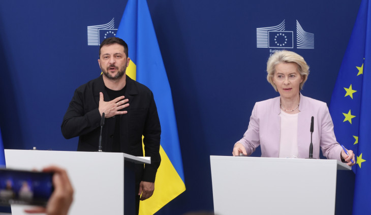 Volodimir Zelenszkij ukrán elnök és Ursula von der Leyen, az Európai Bizottság elnöke sajtótájékoztatót tart Brüsszelben 2025. augusztus 17-én. 