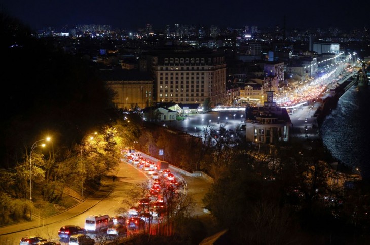 Dugóban álló járművek Kijevben 2023. november 10-én este. Az ukrán főváros katonai adminisztrációja november 11-én közölte, hogy az előző éjszaka Oroszország ballisztikus rakétákat lőtt ki Kijevre. A hatóságok szerint infrastrukturális létesítményt nem ért találat, a főváros környékén azonban két rakéta két település között egy mezőn csapódott be. Fotó: MTI/EPA